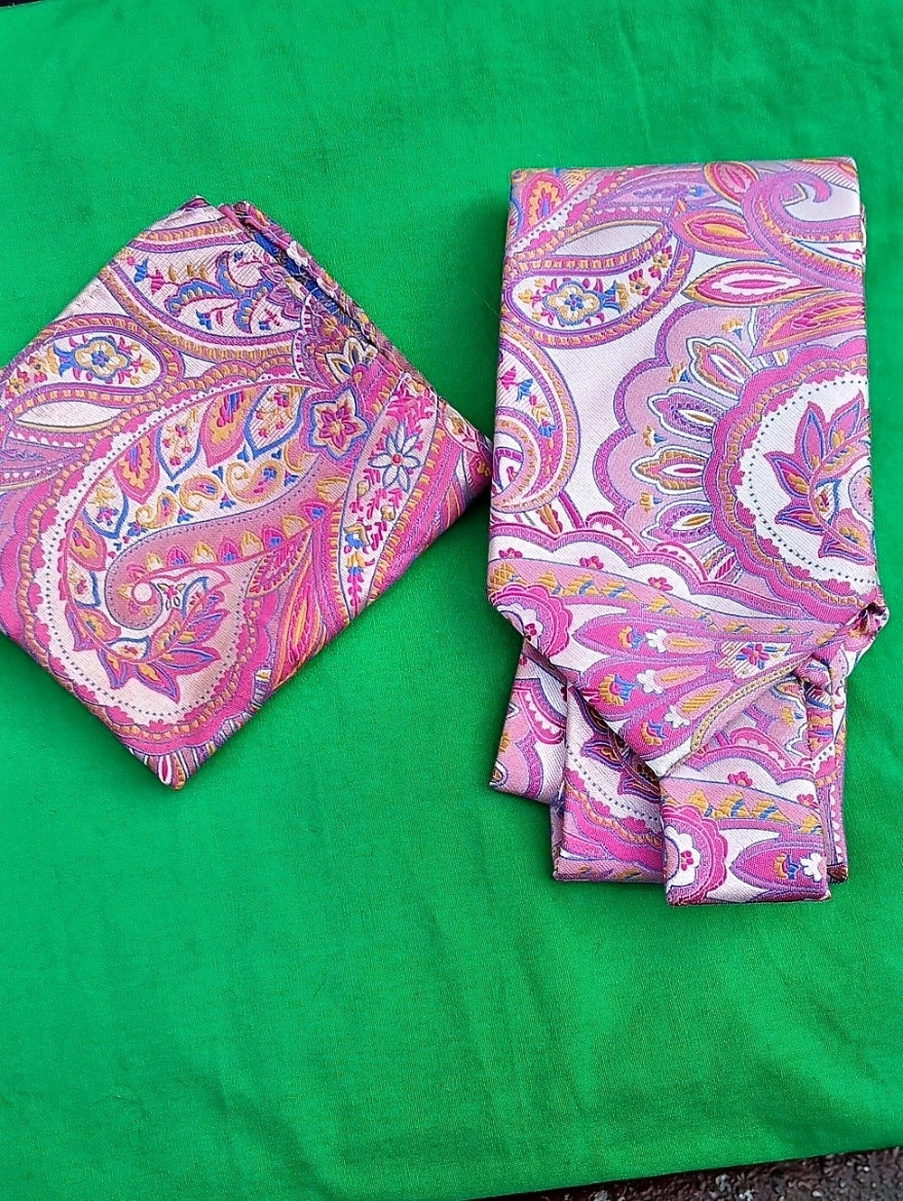 Vrese9 Paisley Tie Set in Pink & Purple Like New.. Vintage